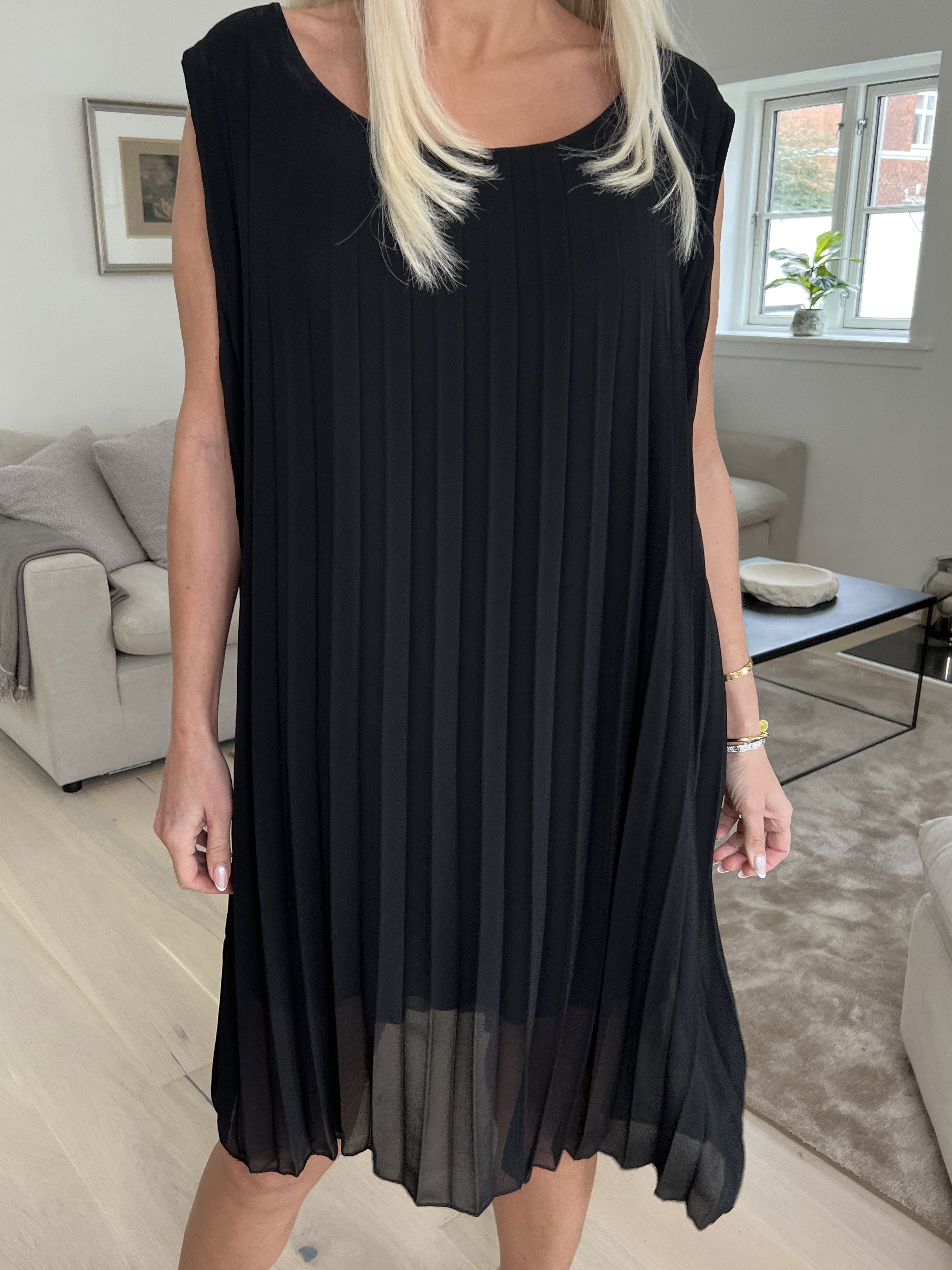 Saline - Sød kjole i plisseret chiffon uden ærmer